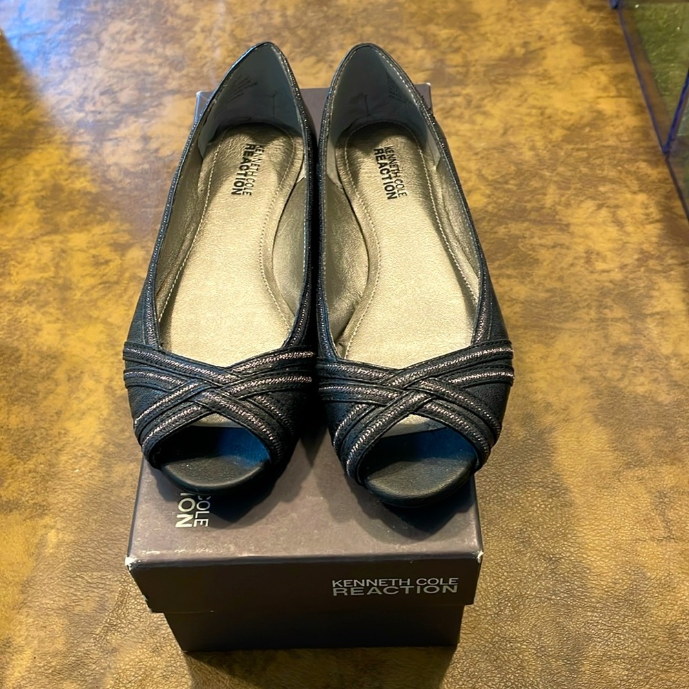 Kenneth Cole Reaction, peep to flats, size 6M, color Black
